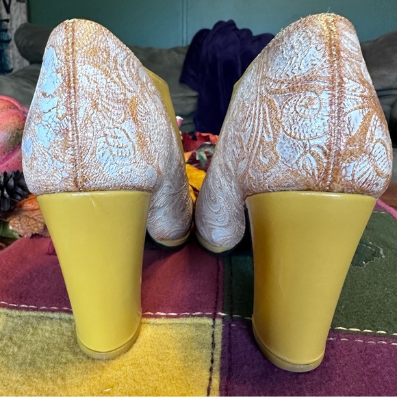 Fluevog Attic Joyce Buckled Heel with Scalloped Toe in Gold ๐ - Picture 7 of 11